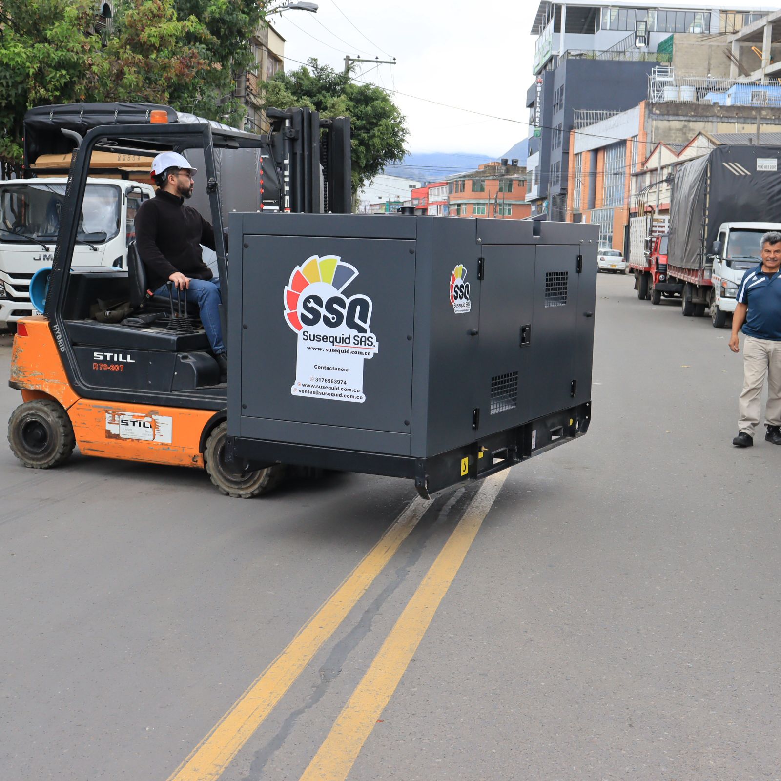 Empleado en montacargas movilizando una planta eléctrica