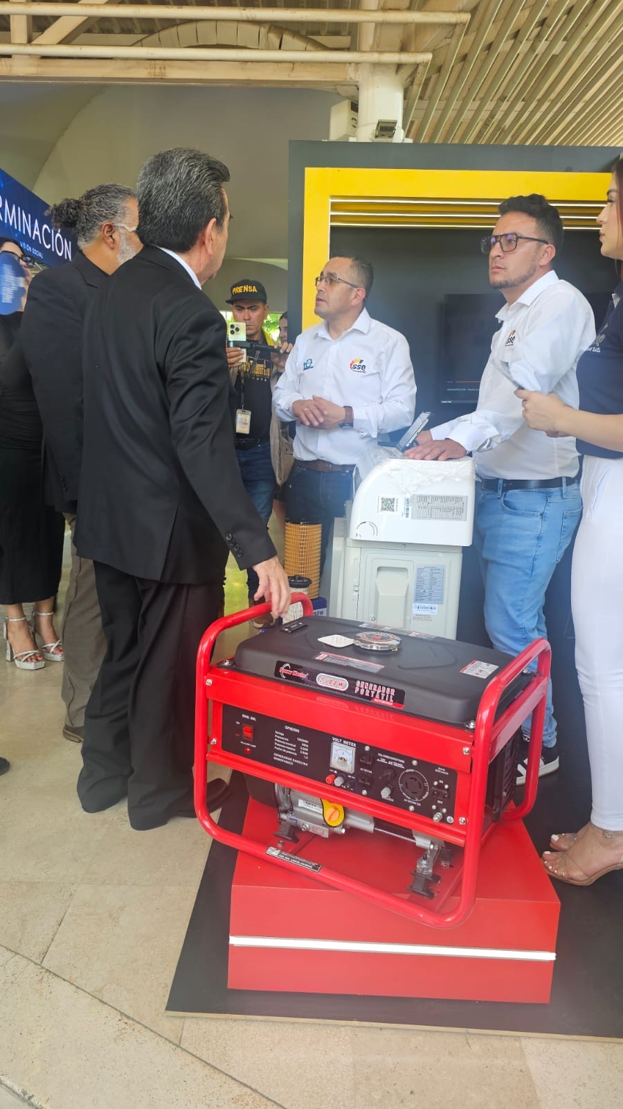 Equipo técnico realizando instalaciones eléctricas
